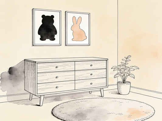 Affiches pastel animaux au-dessus d'une commode dans une chambre de bébé, illustration ligne noire sur fond beige