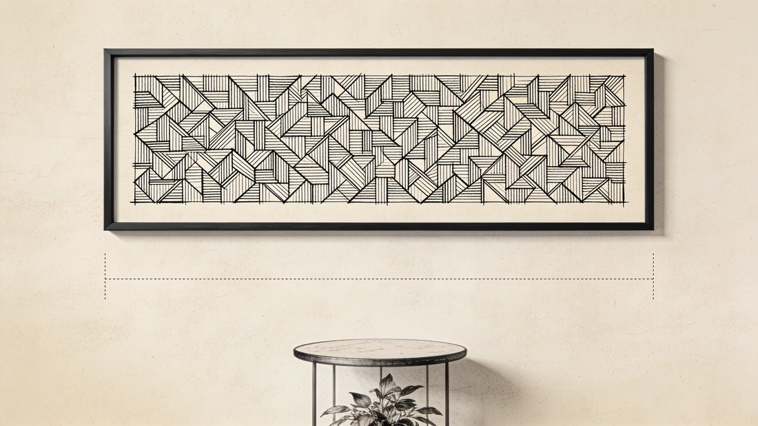Croquis d'architecte à l'encre montrant une affiche encadrée accrochée au mur à hauteur des yeux, avec une ligne pointillée marquant le repère de hauteur
