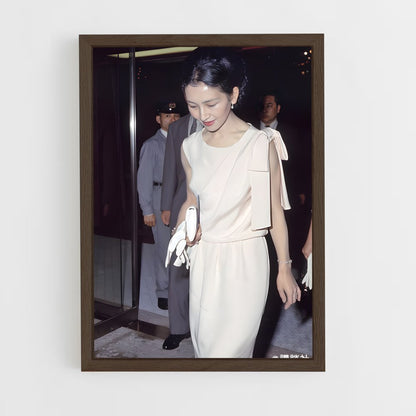 ap-empress emerita michiko-4 cadre Bois foncé