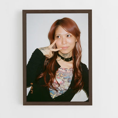ap-momoka kinoshita-3 cadre Bois foncé