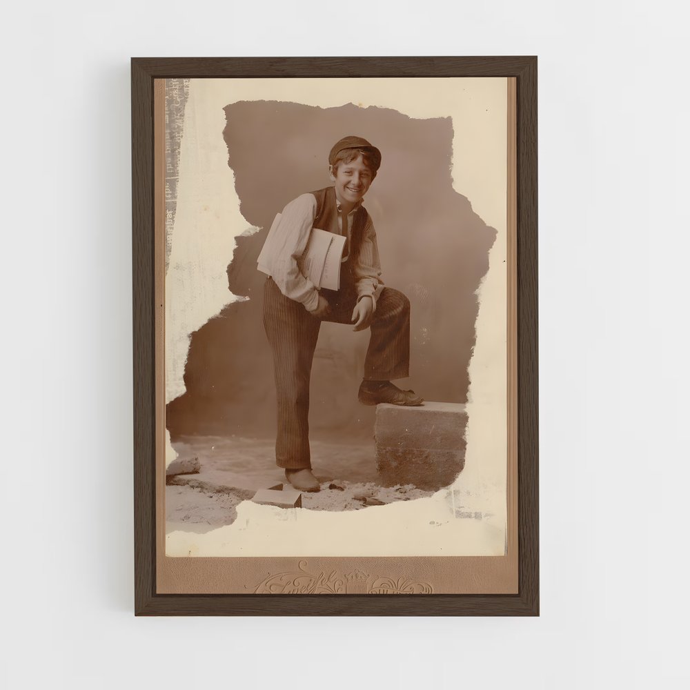 ap-newspaper boy-3 cadre Bois foncé