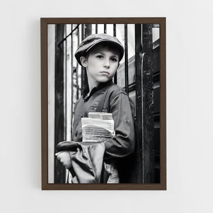 ap-newspaper boy-4 cadre Bois foncé